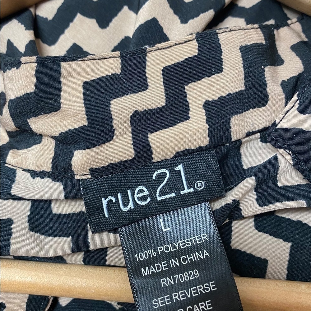 RUE 21‎ ladies blouse size large. - Picture 5 of 6